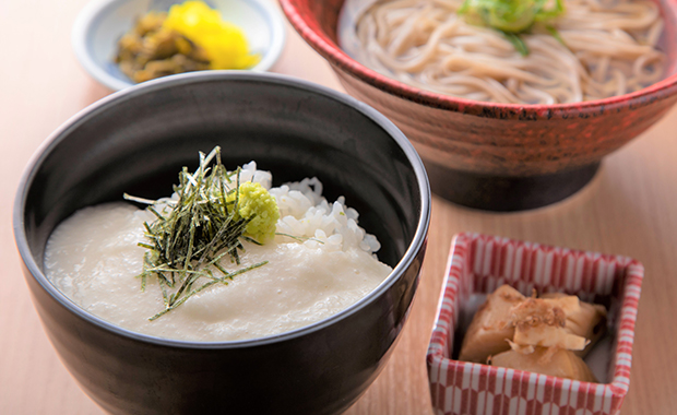 とろろごはんとハーフそばの定食